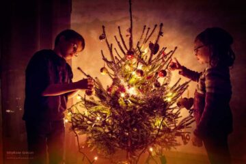 Les enfants décorent le sapin de noël
