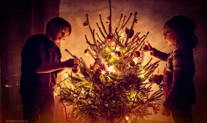 Les enfants décorent le sapin de noël