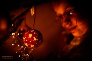 Les enfants décorent le sapin de noël