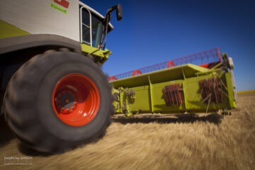 Photo rig-shot de moissonneuse batteuse Claas avec un appareil protégé par Camera Armor.