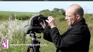 La manipulation de l'appareil photo dans la housse est aisée