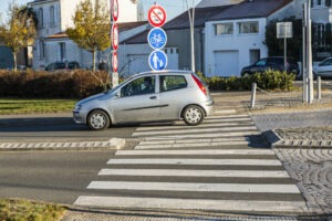 Voilà une image avec une vitesse d'obturation rapide qui a figer le mouvement de la voiture.