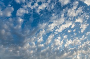 Un beau ciel bleu en haut et du blanc en bas, attention à la perspective !