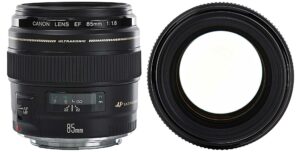 Vous voyez ici un objectif focale fixe 85mm f/1,8 avec son ouverture quand le diaphragme est grand ouvert, avec lui, à pleine ouverture vous aurez un fond bien flou.