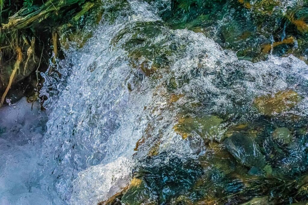 Cascade photographiée au 10000e de seconde, l'eau est complètement nette car la vitesse d'obturation est très. rapide.