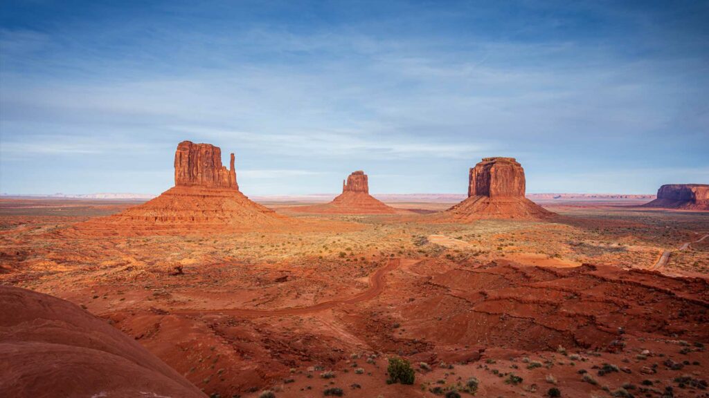 Voici la vue traditionnelle de Monument-Valley.